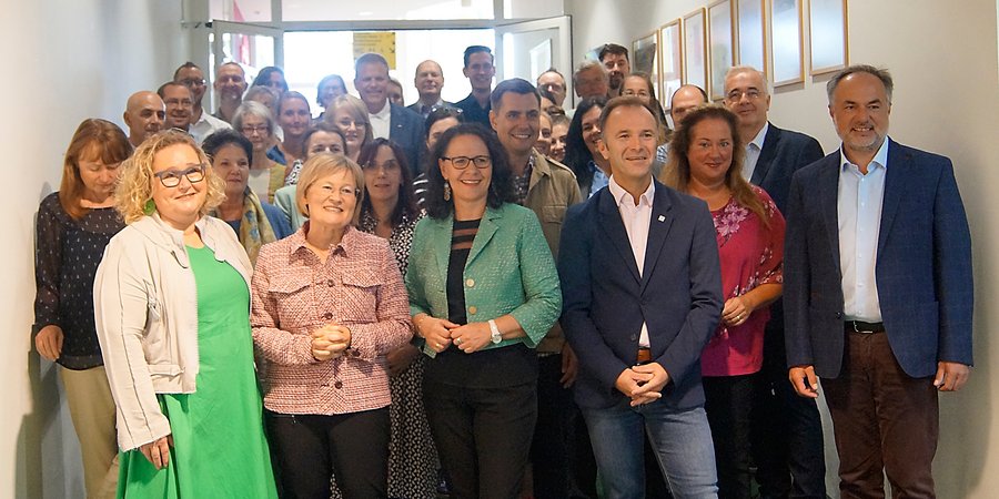 Gruppenbild der Teilnehmer am Bildungspolitischen Frühstück 2023