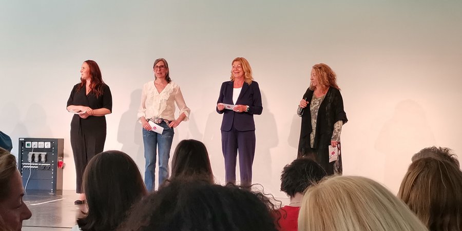 die 4 Geschäftsführerinnen von Frau und Arbeit auf der Bühne