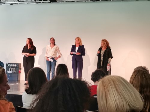 die 4 Geschäftsführerinnen von Frau und Arbeit auf der Bühne