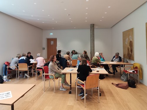 Diskussionstische mit den Lehrgangsteilnehmerinnen und den Vertreterinnen der anwesenden Organisationen