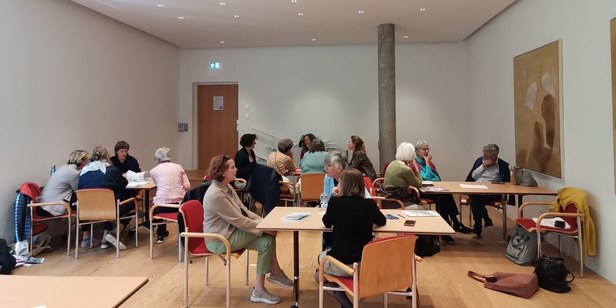 Diskussionstische mit den Lehrgangsteilnehmerinnen und den Vertreterinnen der anwesenden Organisationen