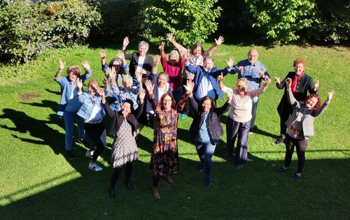 Gruppenbild der Referentinnen und Teilnehmer von Aktiv im Alter 2025