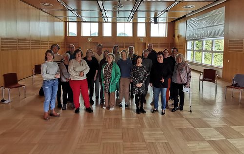 Gruppe der Teilnehmenden und Organisationen des Lehrgangs Aktiv im Alter