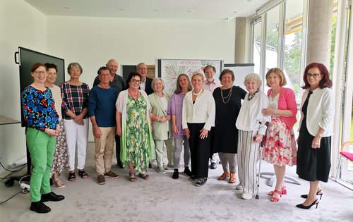 Das Gruppenfoto der Teilnehmenden und Ehrengäste bei der Zertifikatsverleihung des Lehrgangs "Aktiv im Alter"