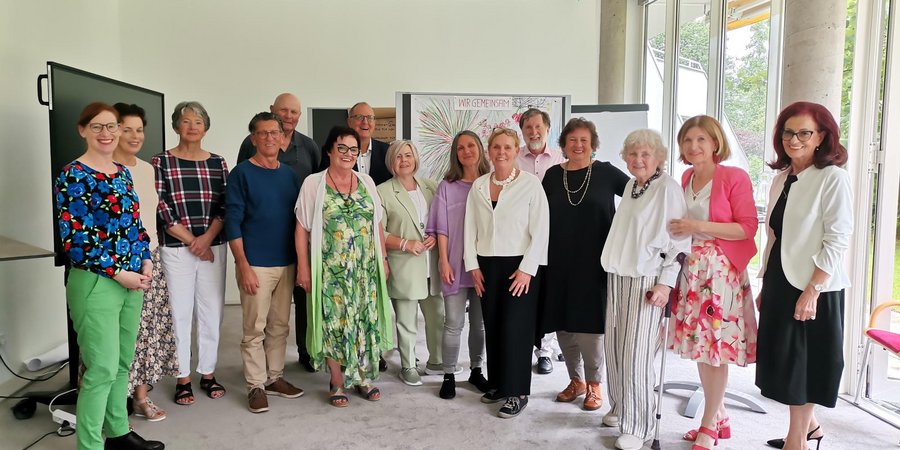 Das Gruppenfoto der Teilnehmenden und Ehrengäste bei der Zertifikatsverleihung des Lehrgangs "Aktiv im Alter"