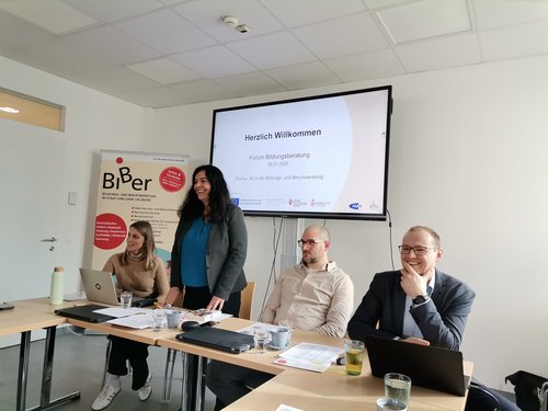 Laura Eder, Christine Bauer-Grechenig, Marco Wuppinger, und Andreas Lutzmann begrüßen die Bildungsberaterinnen und Bildungsberater 